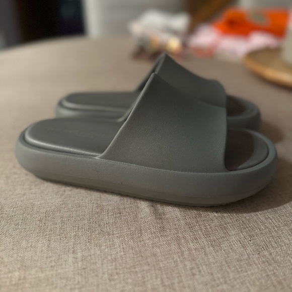Brand New J Slides Gray - Size 9.5 - Picture 3 of 5